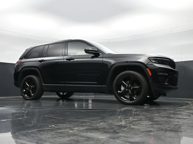 Used 2023 Jeep Grand Cherokee Limited w/ Black Appearance Package AWD/4WD image 45