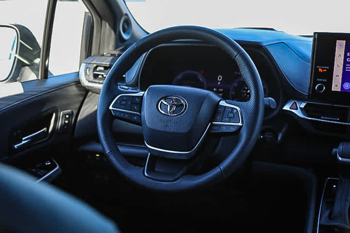 Used 2025 Toyota Sienna Platinum AWD/4WD image 15