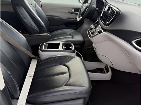 Used 2024 Chrysler Pacifica Touring-L image 26