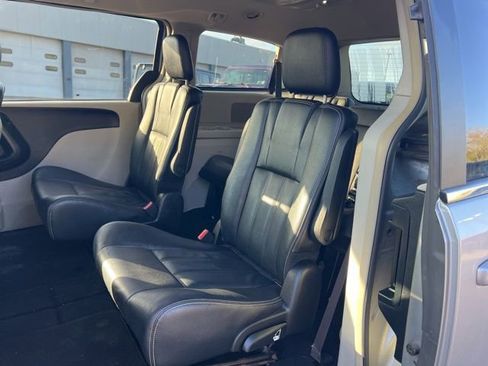 Used 2016 Chrysler Town & Country Touring FWD image 13