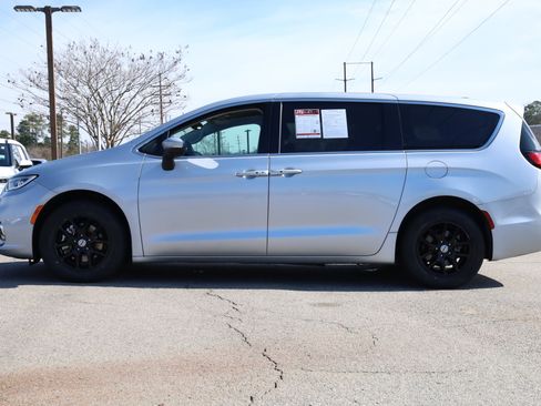 Used 2023 Chrysler Pacifica Touring-L image 2