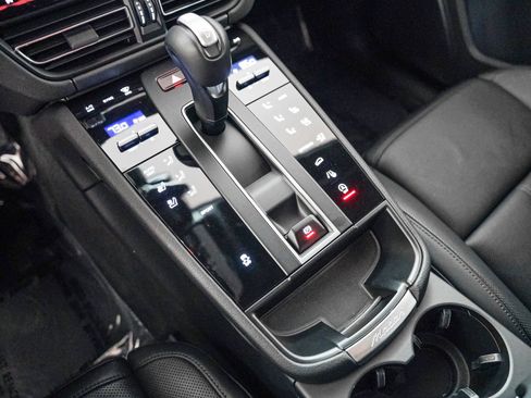 Certified 2025 Porsche Macan image 20