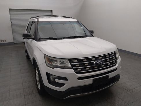 Used 2016 Ford Explorer XLT w/ Equipment Group 202A FWD image 14