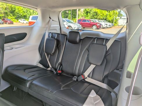 Used 2023 Chrysler Pacifica Touring-L FWD image 30