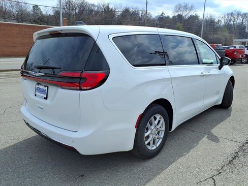 New 2026 Chrysler Pacifica Select image 4