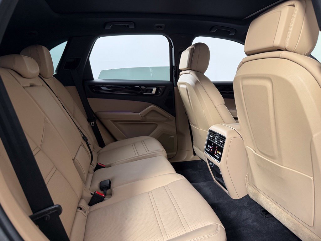 Certified 2023 Porsche Cayenne AWD/4WD image 39