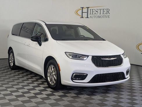 Used 2025 Chrysler Pacifica Select FWD image 2