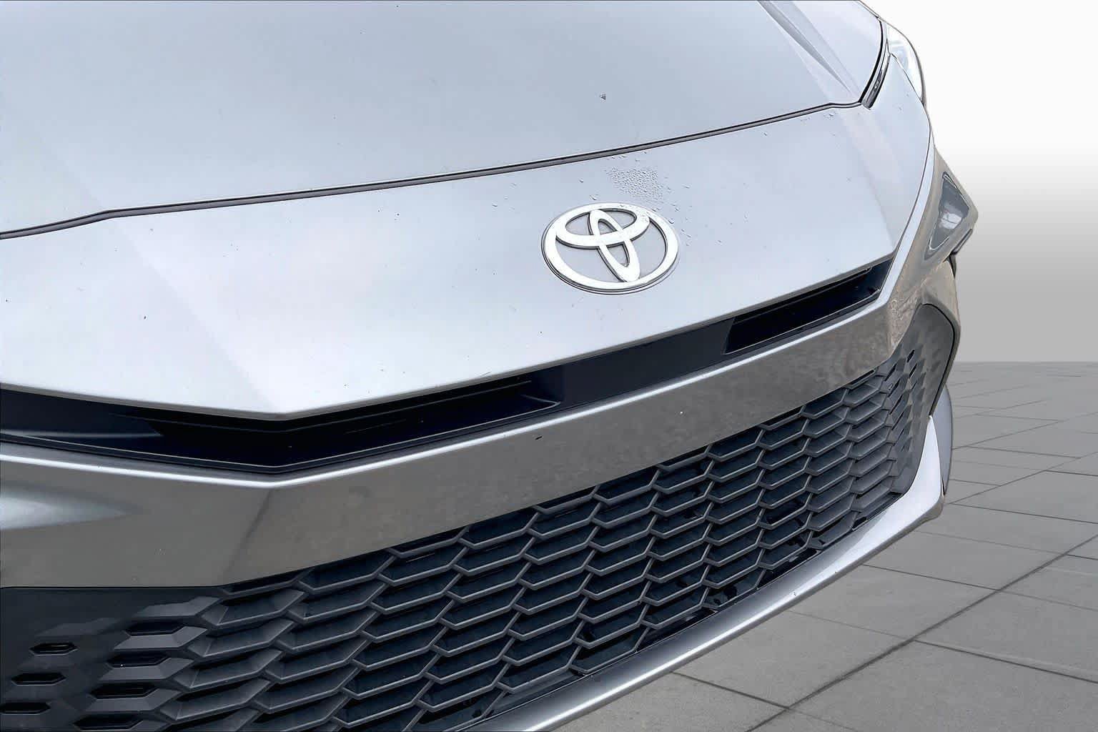 Used 2025 Toyota Camry SE w/ Convenience Package AWD/4WD image 29