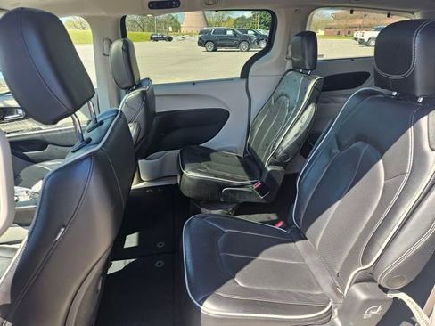 Used 2023 Chrysler Pacifica Limited image 25