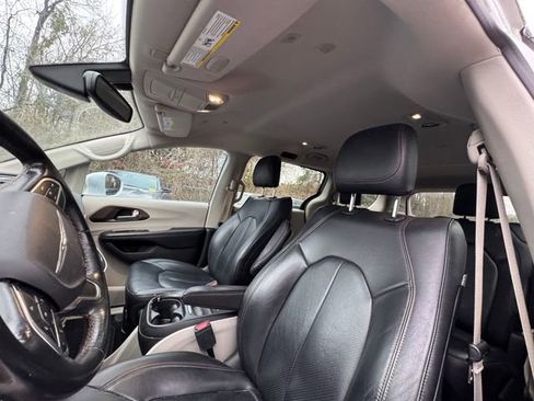 Used 2019 Chrysler Pacifica Touring-L image 11