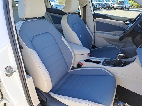 Certified 2025 Volkswagen Jetta SE w/ Sunroof Package image 10
