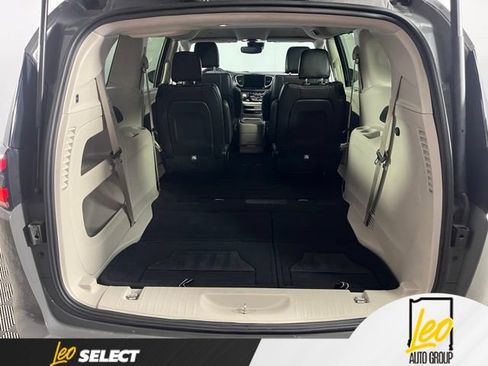 Used 2022 Chrysler Pacifica Touring-L FWD image 13