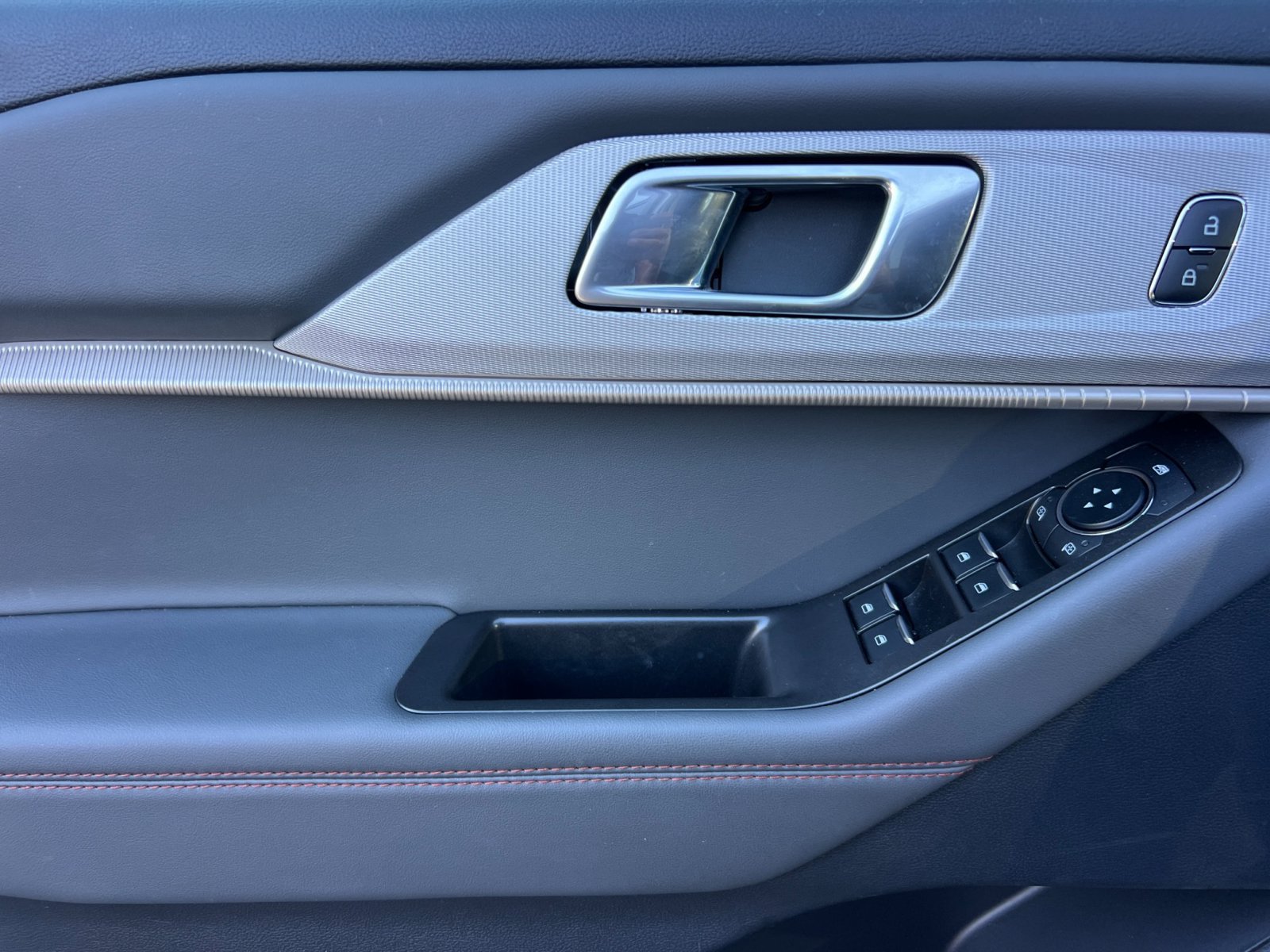 Used 2025 Ford Explorer Active RWD image 12