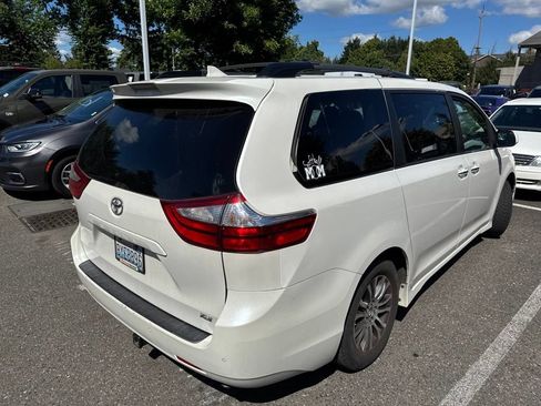 Used 2019 Toyota Sienna XLE w/ XLE Navigation Package FWD image 3
