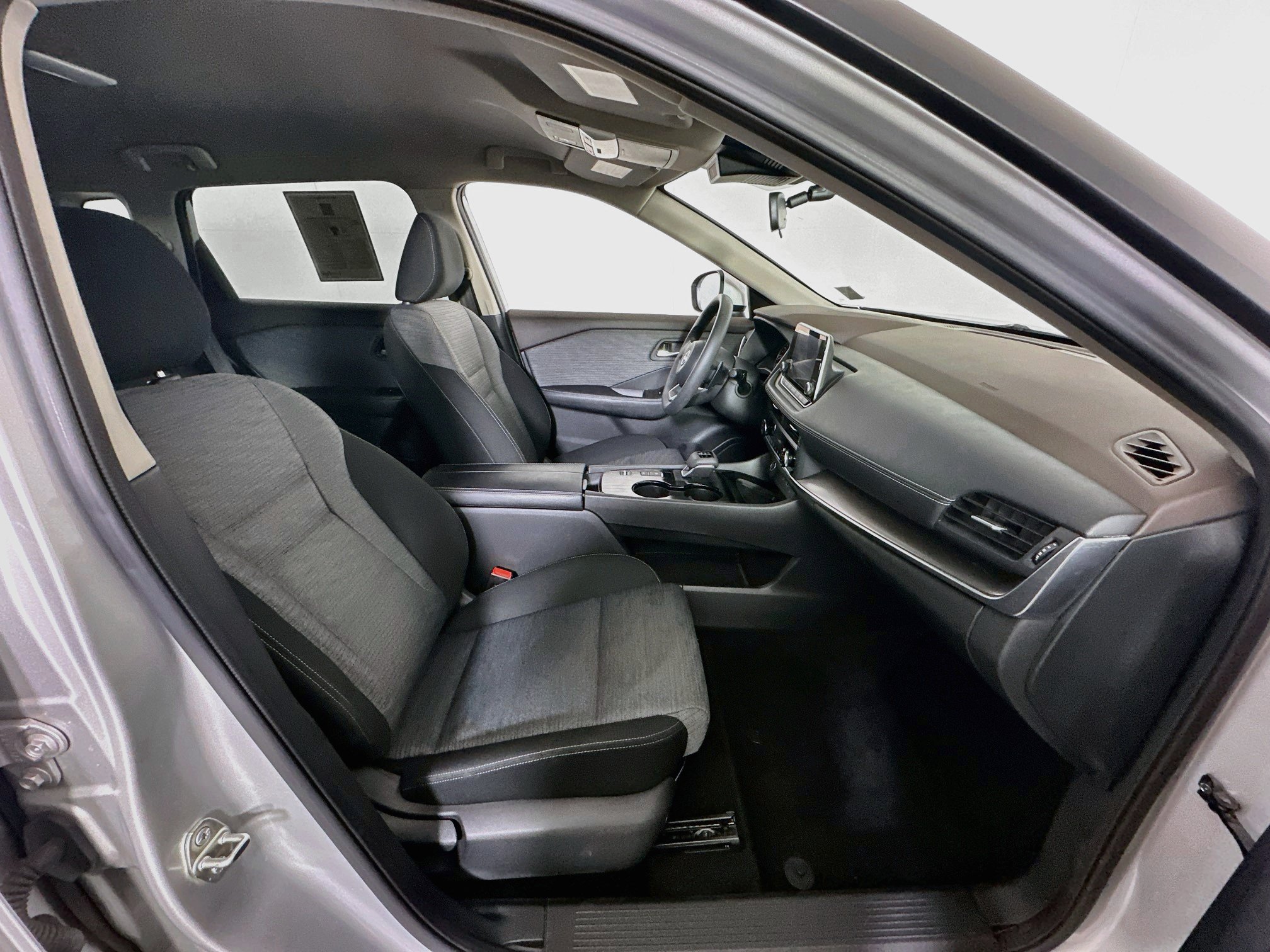 Used 2023 Nissan Rogue SV FWD image 32
