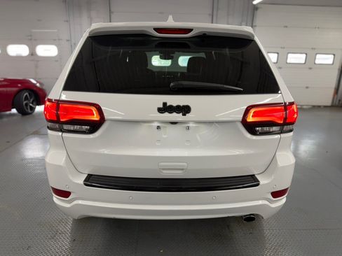 Used 2018 Jeep Grand Cherokee Altitude AWD/4WD image 9