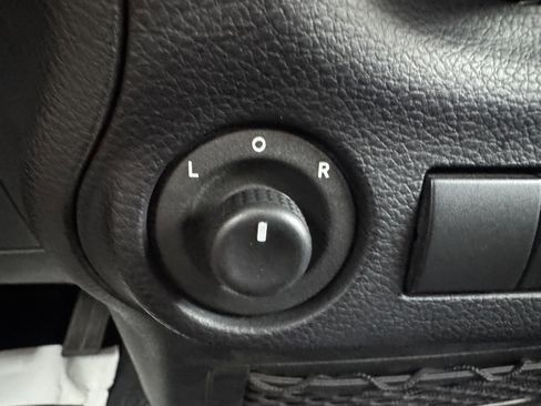Used 2015 Jeep Wrangler Unlimited Sahara w/ Connectivity Group AWD/4WD image 27