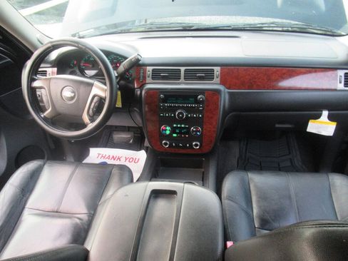 Used 2013 Chevrolet Suburban LT image 19