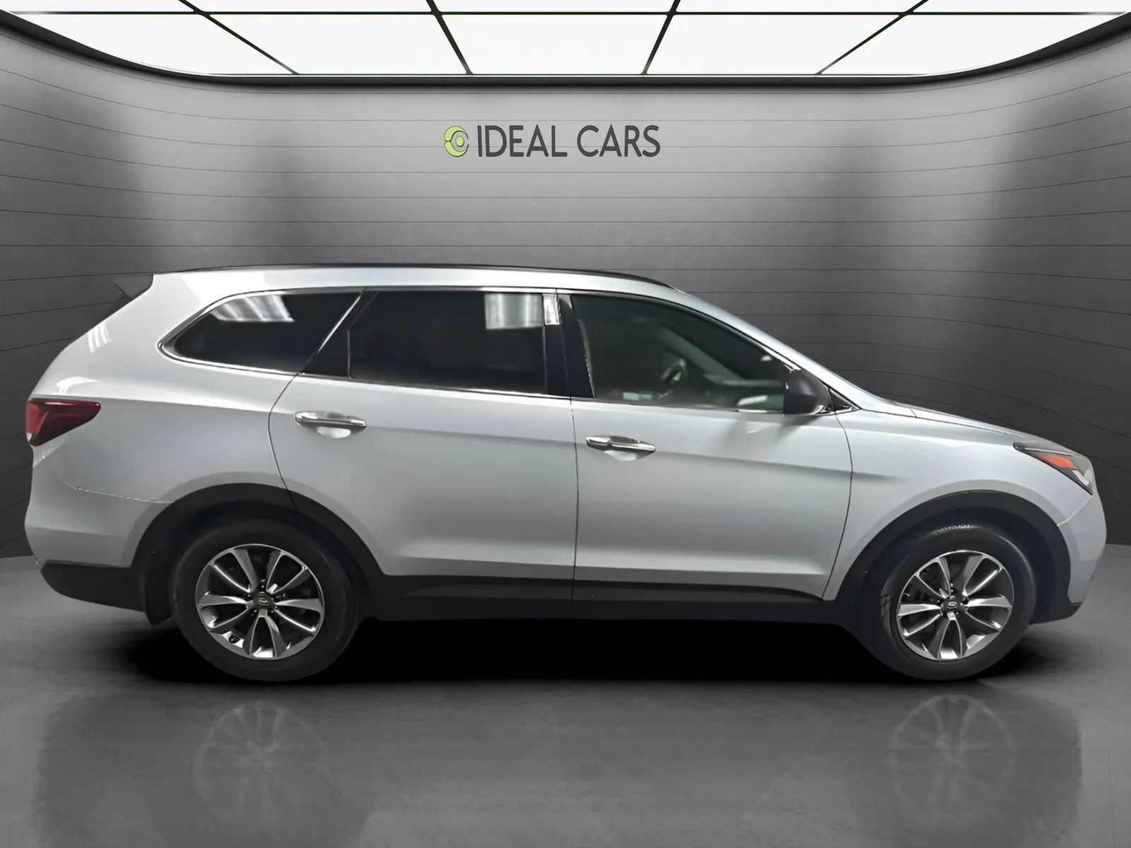 Used 2017 Hyundai Santa Fe SE FWD image 4