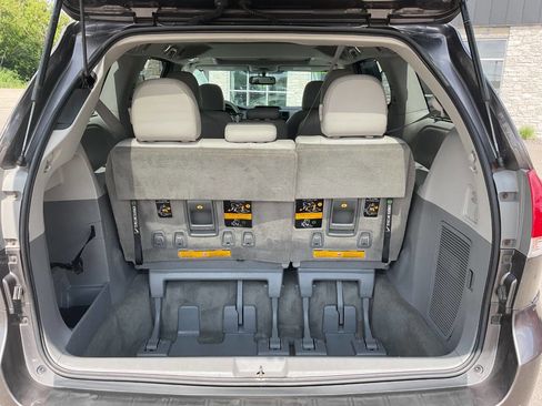 Used 2012 Toyota Sienna XLE FWD image 33