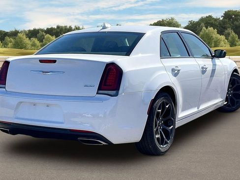 Used 2019 Chrysler 300 Touring w/ Sport Appearance Package image 8