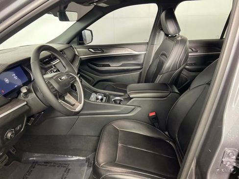 Used 2025 Jeep Grand Cherokee Limited w/ Black Appearance Package AWD/4WD image 8