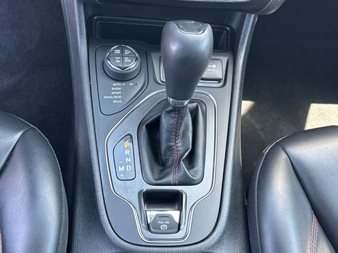 Used 2019 Jeep Cherokee Trailhawk AWD/4WD image 13