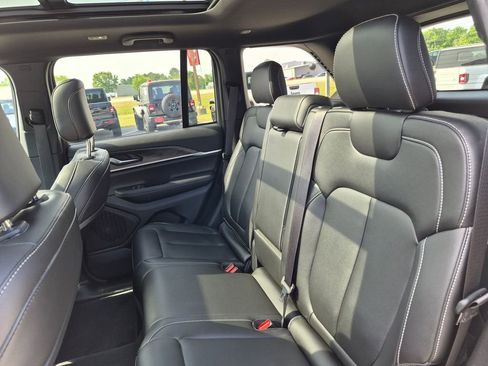Used 2025 Jeep Grand Cherokee Limited AWD/4WD image 26