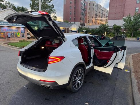 Used 2018 Maserati Levante image 12