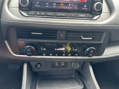 Used 2025 Nissan Rogue SV FWD image 14