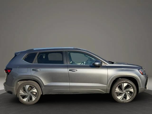 Used 2025 Volkswagen Taos SE AWD/4WD image 6