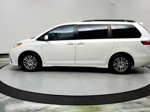 Used 2018 Toyota Sienna XLE image 8