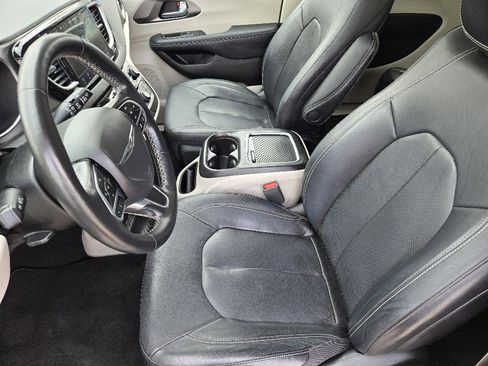 Used 2022 Chrysler Pacifica Touring-L w/ Uconnect Theater Family Group image 18