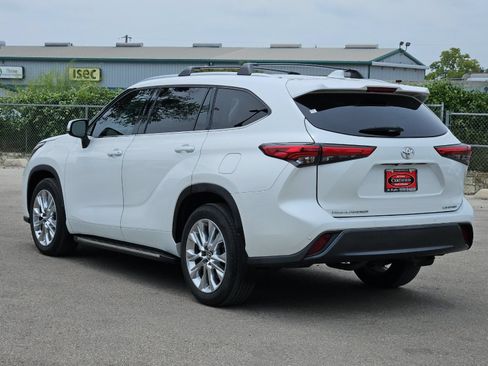 Used 2023 Toyota Highlander Limited FWD image 3