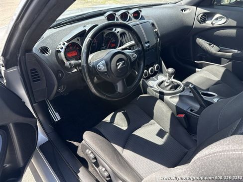 Used 2016 Nissan 370Z Coupe RWD image 14