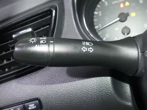 Used 2021 Nissan Rogue Sport S image 34