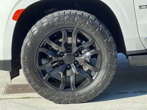 Used 2021 GMC Yukon Denali w/ Denali Premium Package image 28