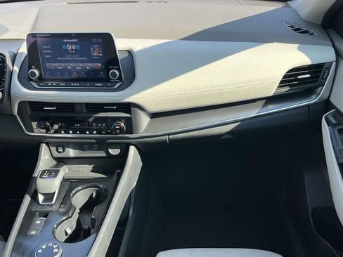 Used 2025 Nissan Rogue SV image 18