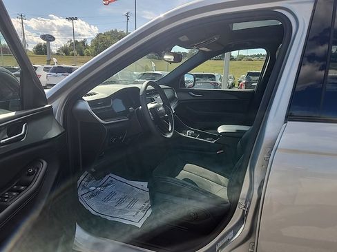 Used 2024 Jeep Grand Cherokee L Altitude AWD/4WD image 9