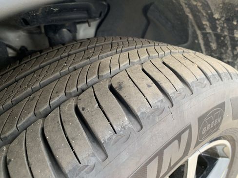 Used 2025 Volvo XC40 B5 Core image 12