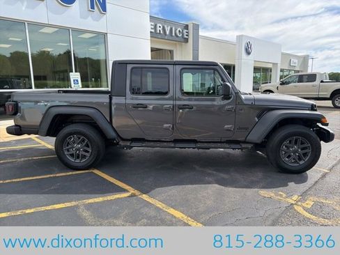 Used 2025 Jeep Gladiator Sport AWD/4WD image 9