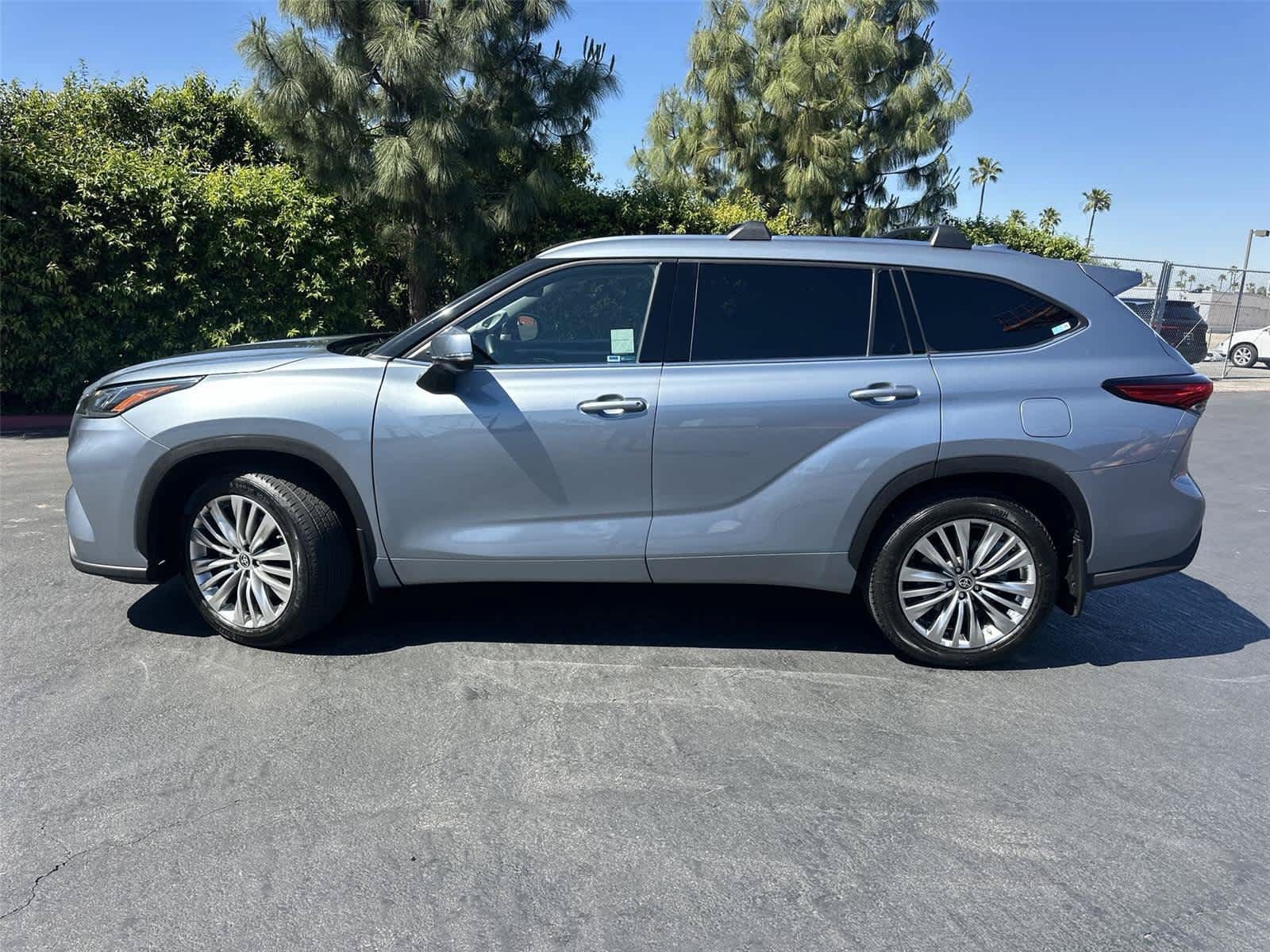 Used 2022 Toyota Highlander Platinum FWD image 3