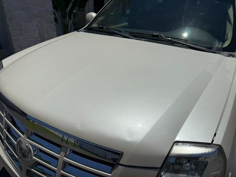 Used 2011 Cadillac Escalade Premium AWD/4WD image 11