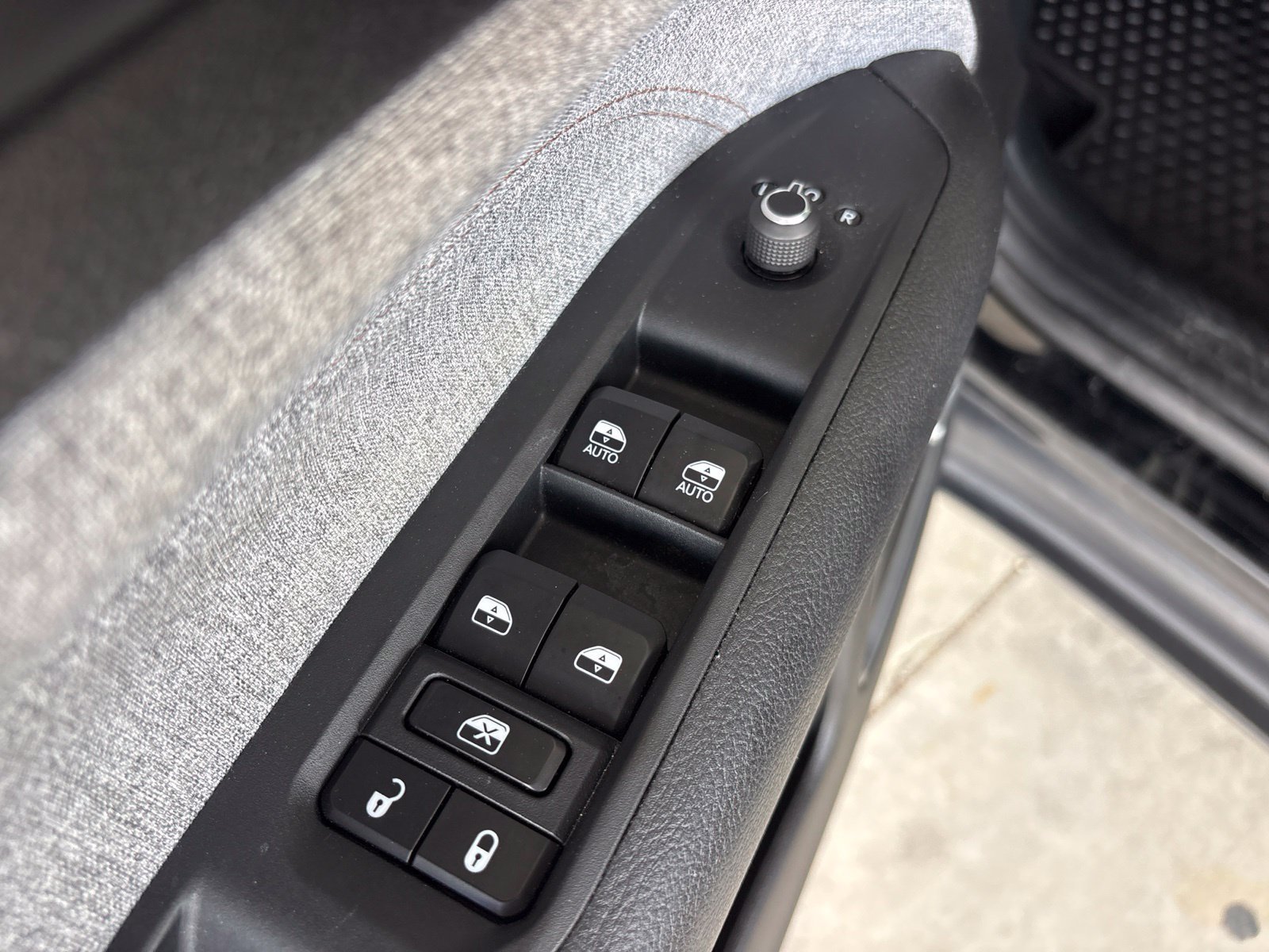 Used 2024 Jeep Compass Latitude w/ Sun and Sound Group AWD/4WD image 12