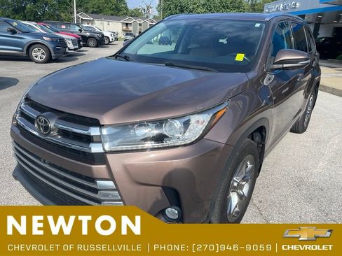Used 2017 Toyota Highlander Limited Platinum AWD/4WD image 3