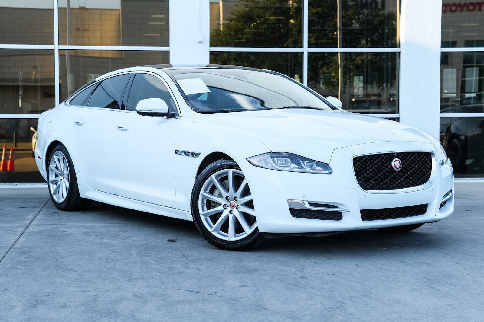Used 2017 Jaguar XJ R-Sport RWD image 7