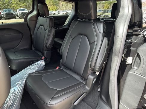 New 2026 Chrysler Pacifica Select FWD image 18