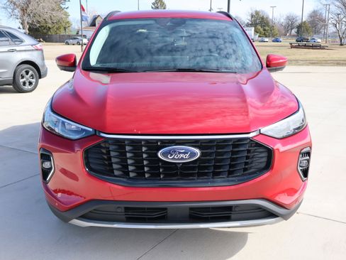 Used 2023 Ford Escape Platinum image 2