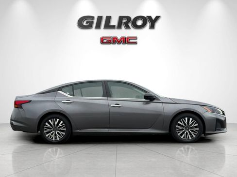 Used 2024 Nissan Altima 2.5 SV FWD image 2