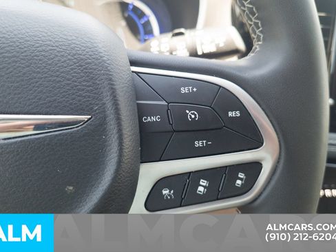Used 2023 Chrysler Pacifica Touring-L FWD image 27